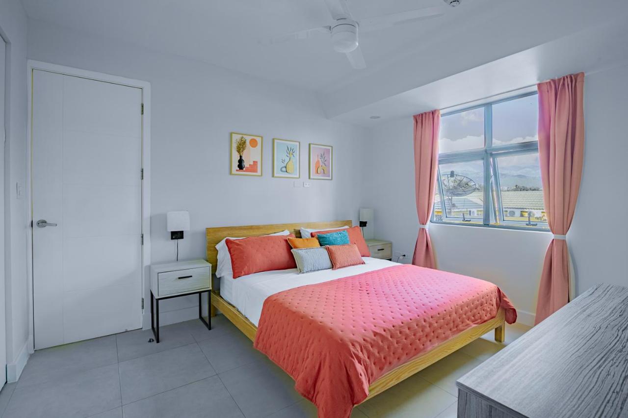 Modern Condo 1 King Bed Pool and Gym - 2