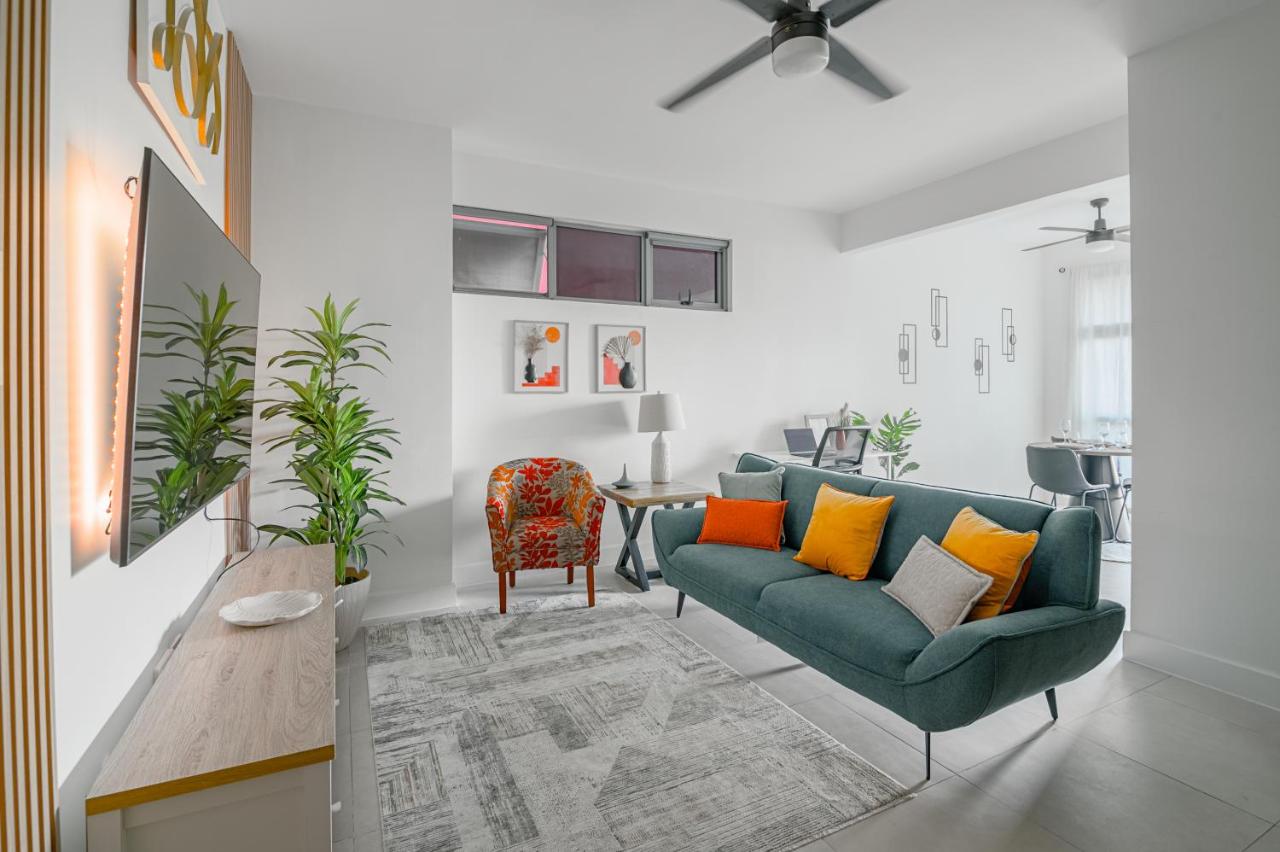 Modern Condo 1 King Bed Pool and Gym - 5