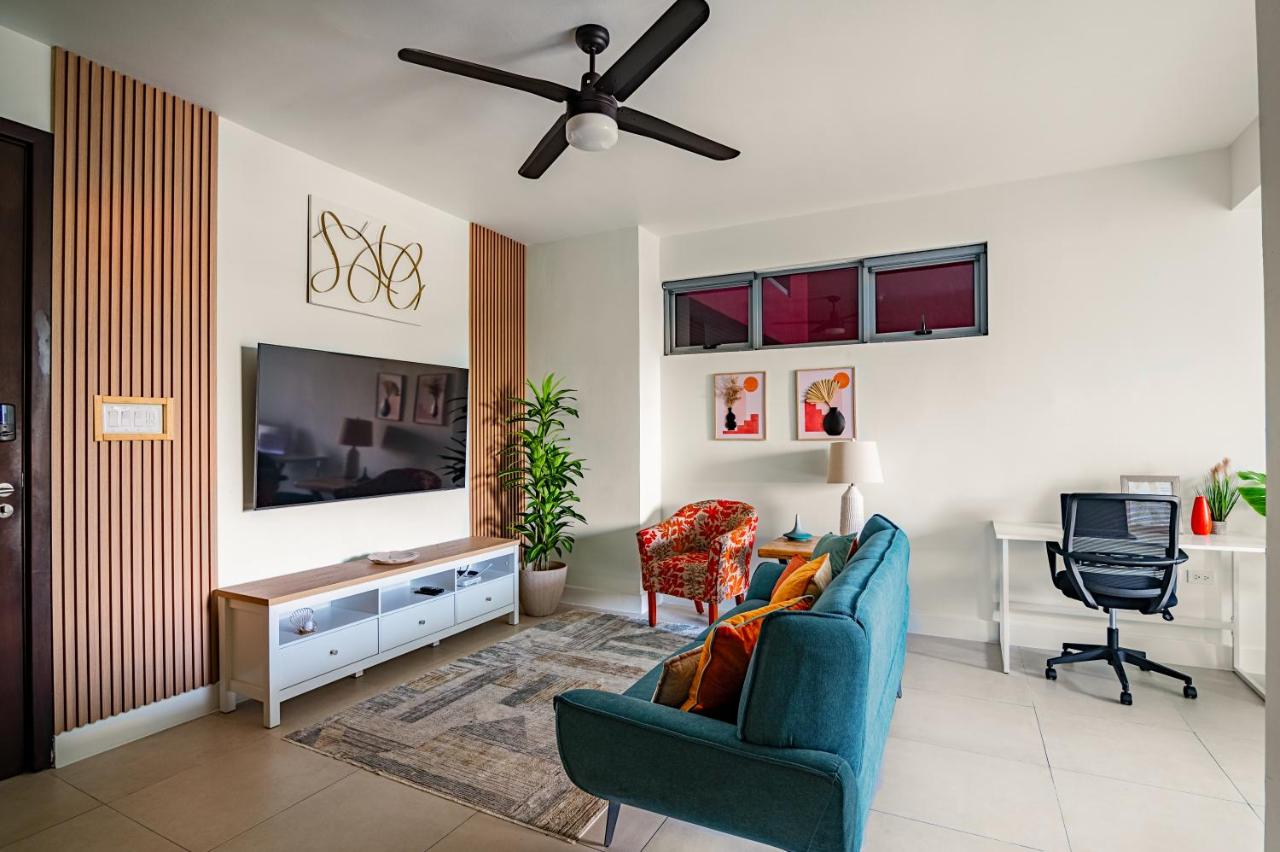 Modern Condo 1 King Bed Pool and Gym