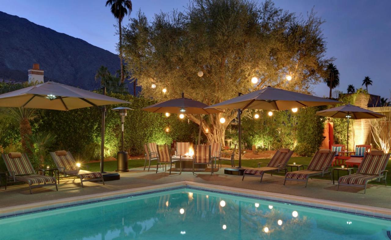 Heated swimming pool: Desert Riviera Hotel