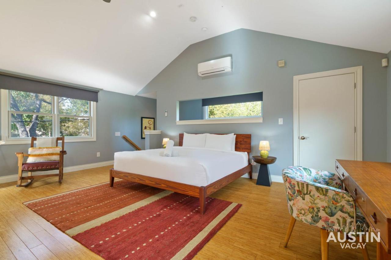 Coveted Tarrytown Studio Apt 1BA w Breakfast Nook Window Desk King Bed - 2