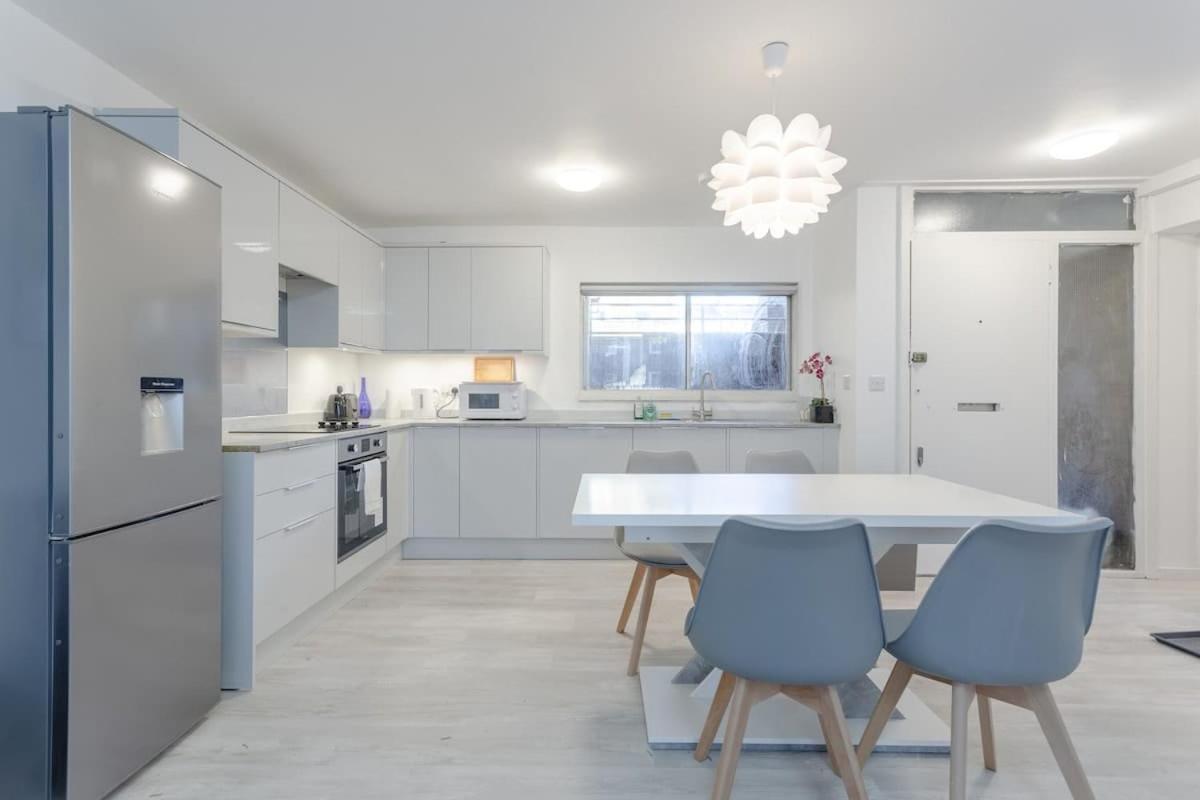 Kensington Gardens 2 bedroom flat with a balcony - 4