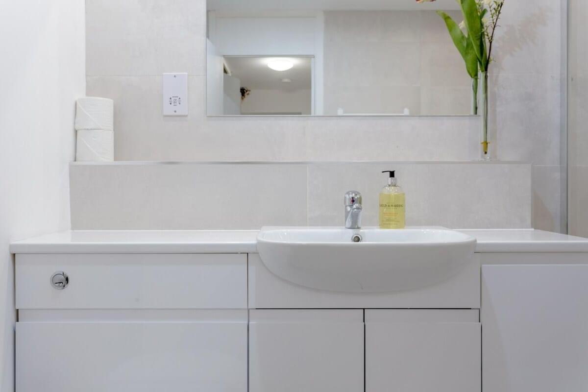 Kensington Gardens 2 bedroom flat with a balcony - 3