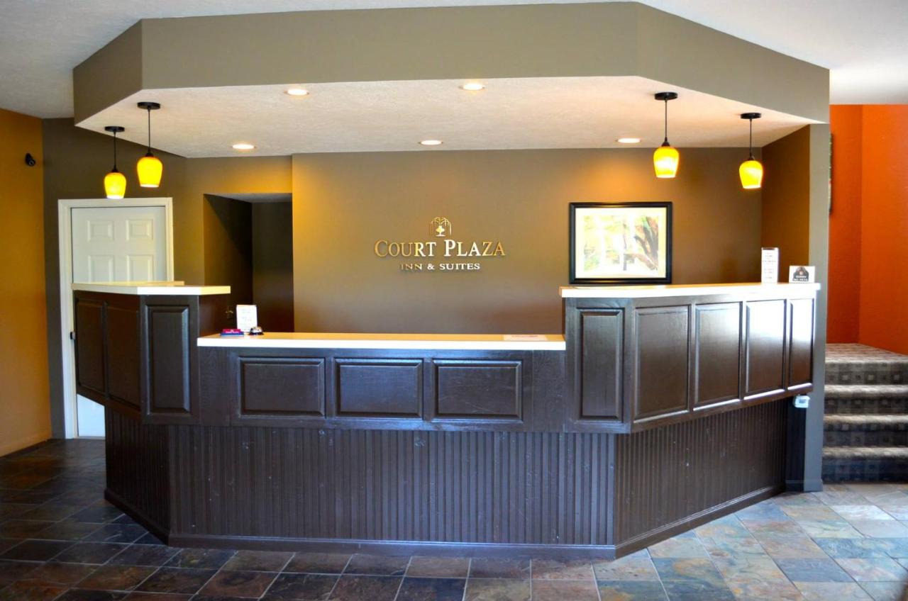 Court Plaza Inn & Suites of Mackinaw — photo 8