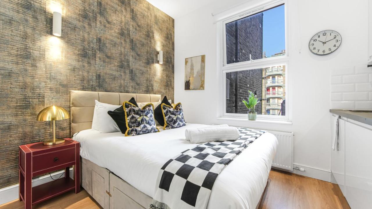 Charming Petite Studio in London with Kitchenette - 2