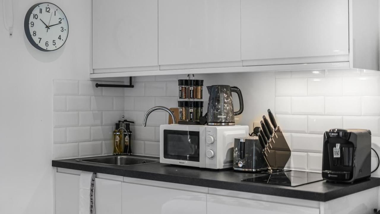 Charming Petite Studio in London with Kitchenette - 3