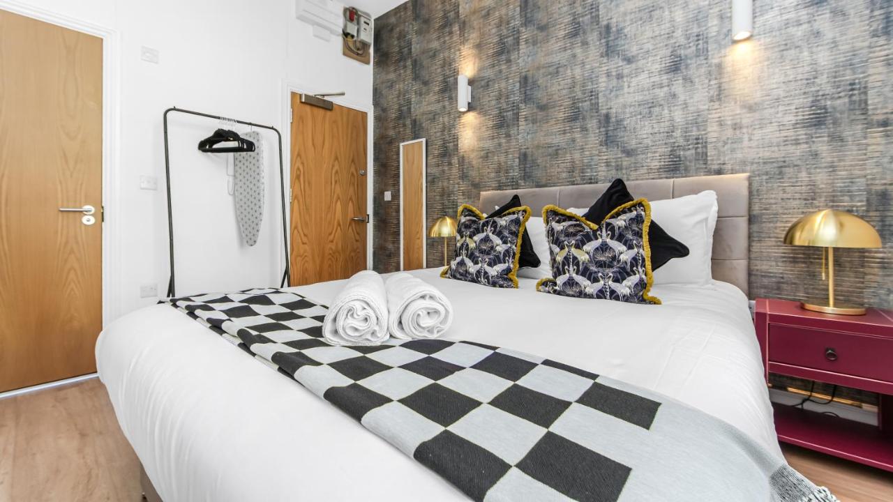 Charming Petite Studio in London with Kitchenette - 5