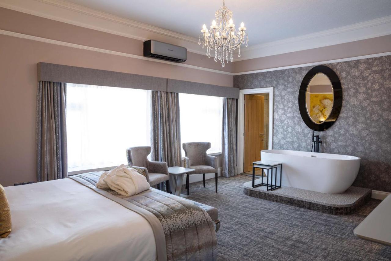 King Suite with In-Room Bath Tub - Non-Smoking