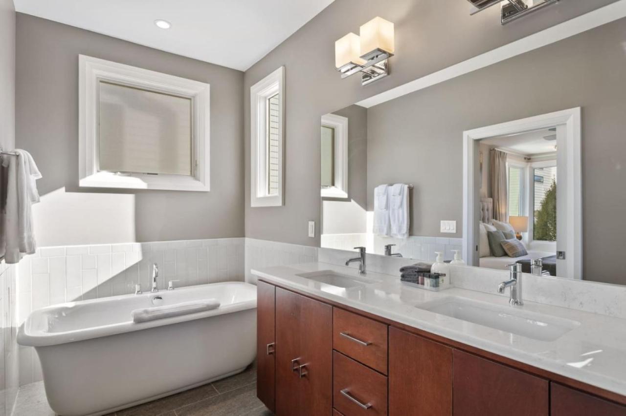 Downtown w Rooftop Deck 4 Bedrooms 3 Baths - 4