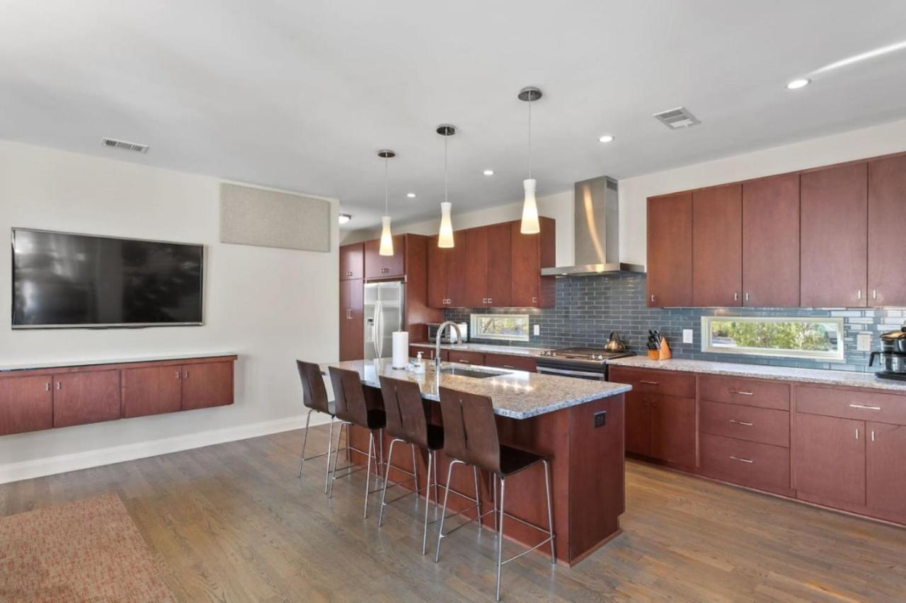 Downtown w Rooftop Deck 4 Bedrooms 3 Baths - 5