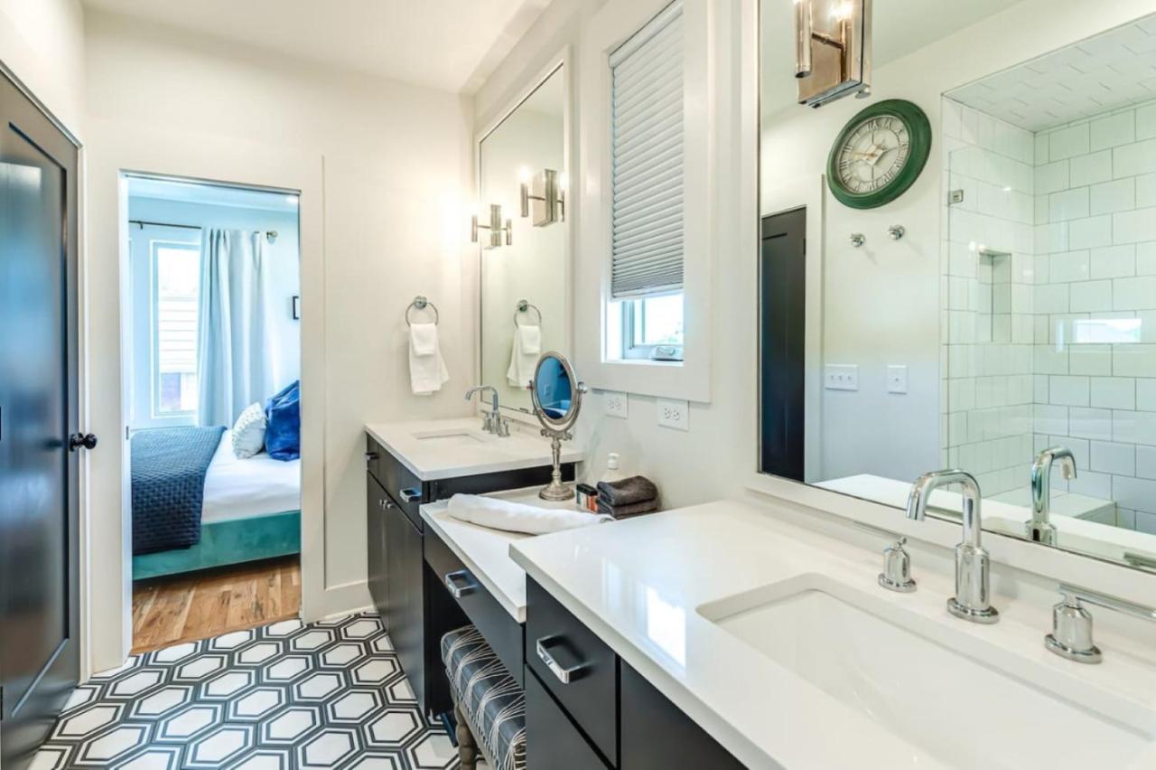 11 Beds 6 full Baths 5 minutes to Downtown - 3