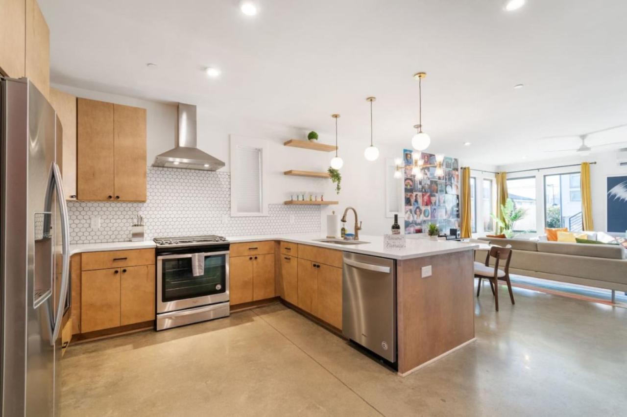 11 Beds 6 full Baths With Rooftop Deck - 4