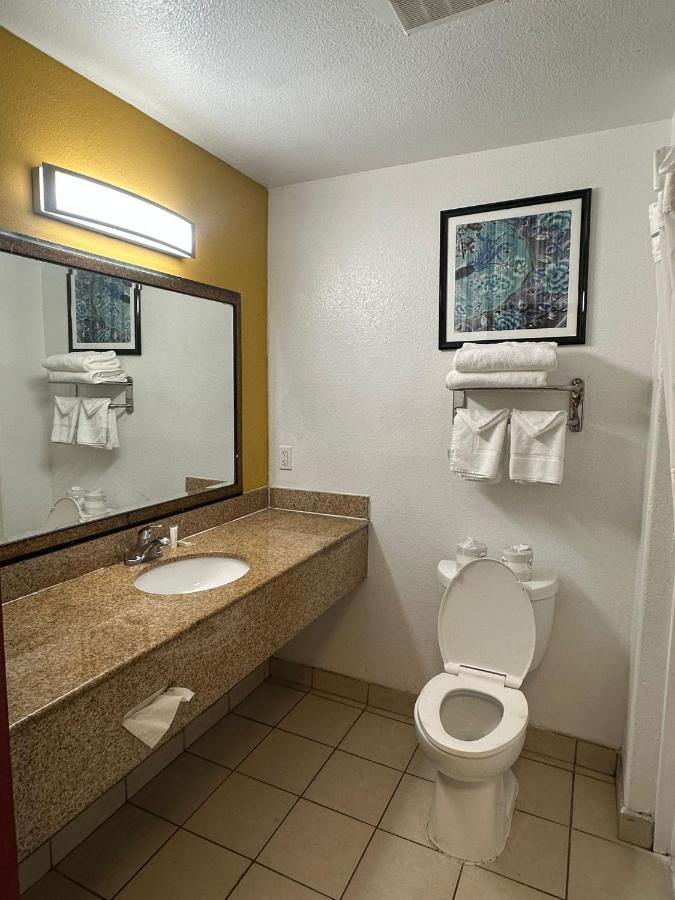 Knights Inn Bakersfield — photo 3