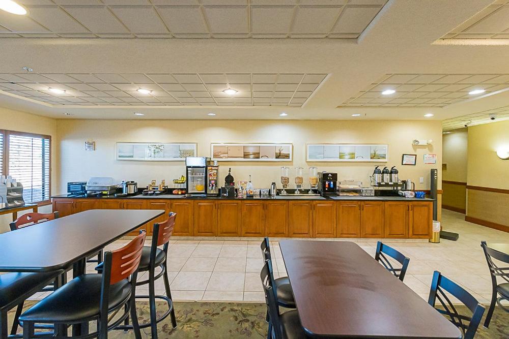Sweetwater Lodge - Rock Springs - Green River — photo 4