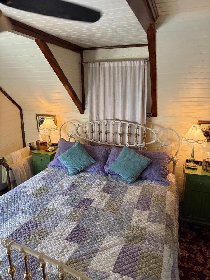 Downtown BnB King Bed Clawfoot Tub & Jacuzzi — photo 2