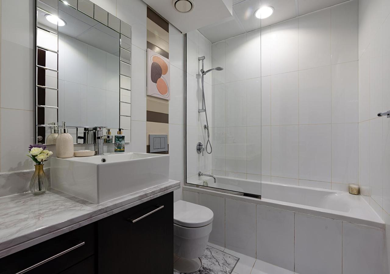 Luxurious one bedroom Apartment with Burj Khalifa View - 3