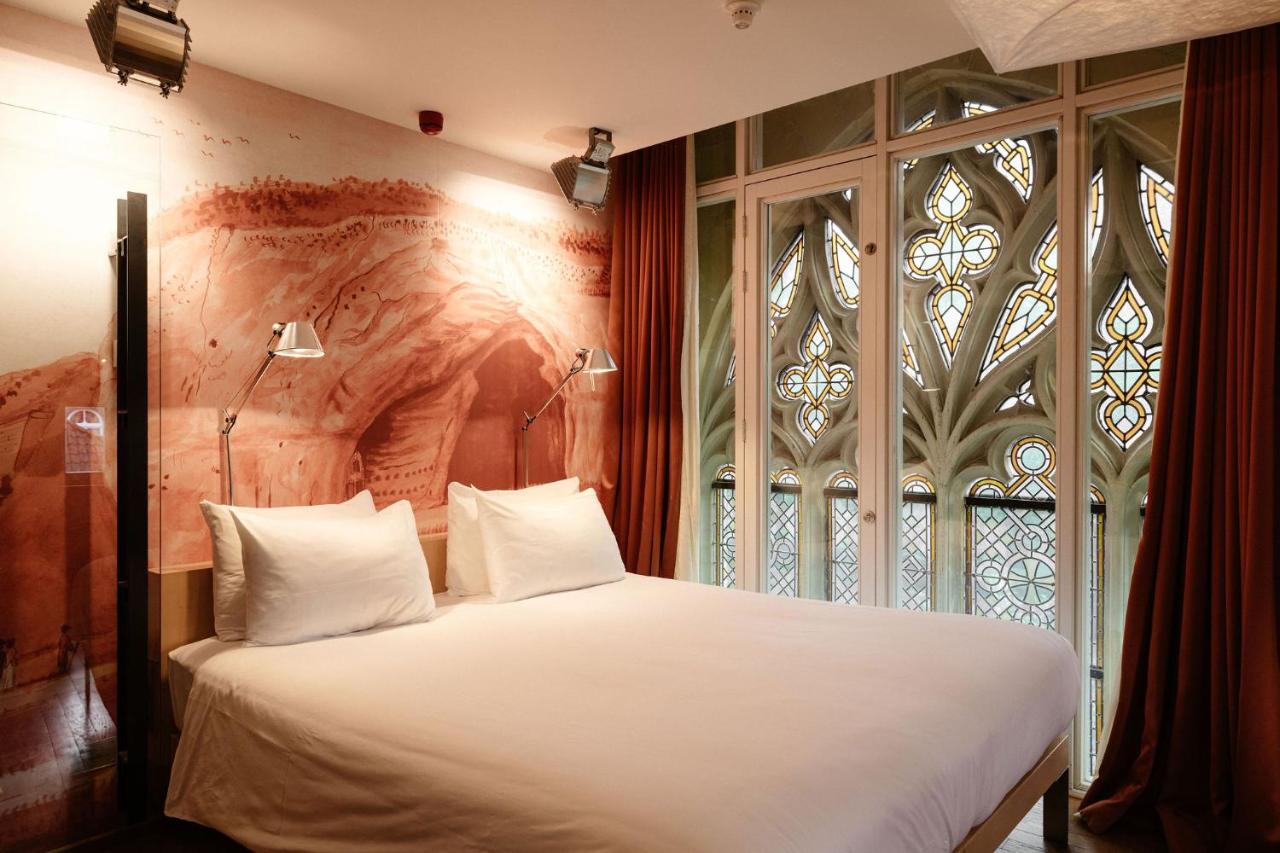 Een bed of bedden in een kamer bij Kruisherenhotel Maastricht - Oostwegel Collection, member of Design Hotels