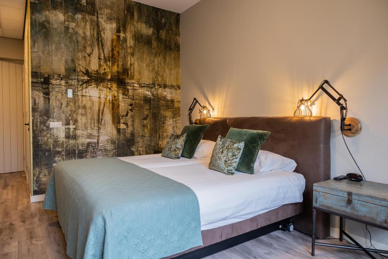 Een bed of bedden in een kamer bij Hotel De Walvisvaarder