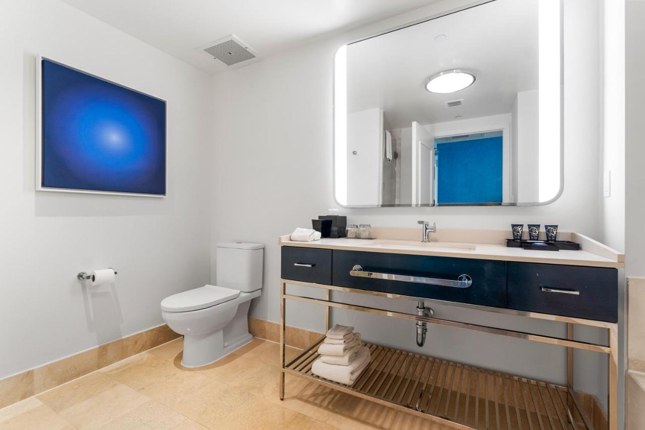 Fontainebleau Hotel Junior Suite - 5