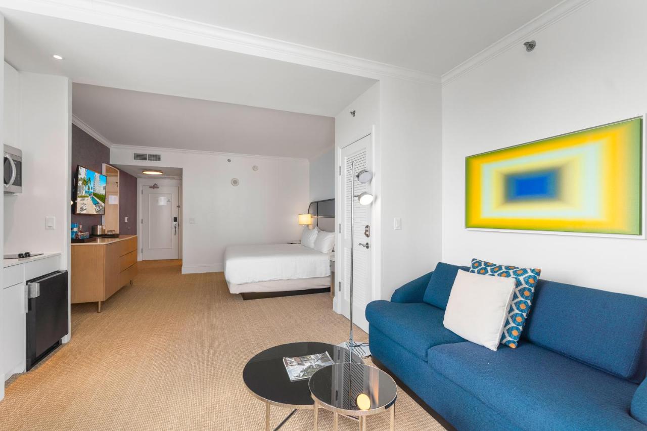 Fontainebleau Hotel Junior Suite - 4