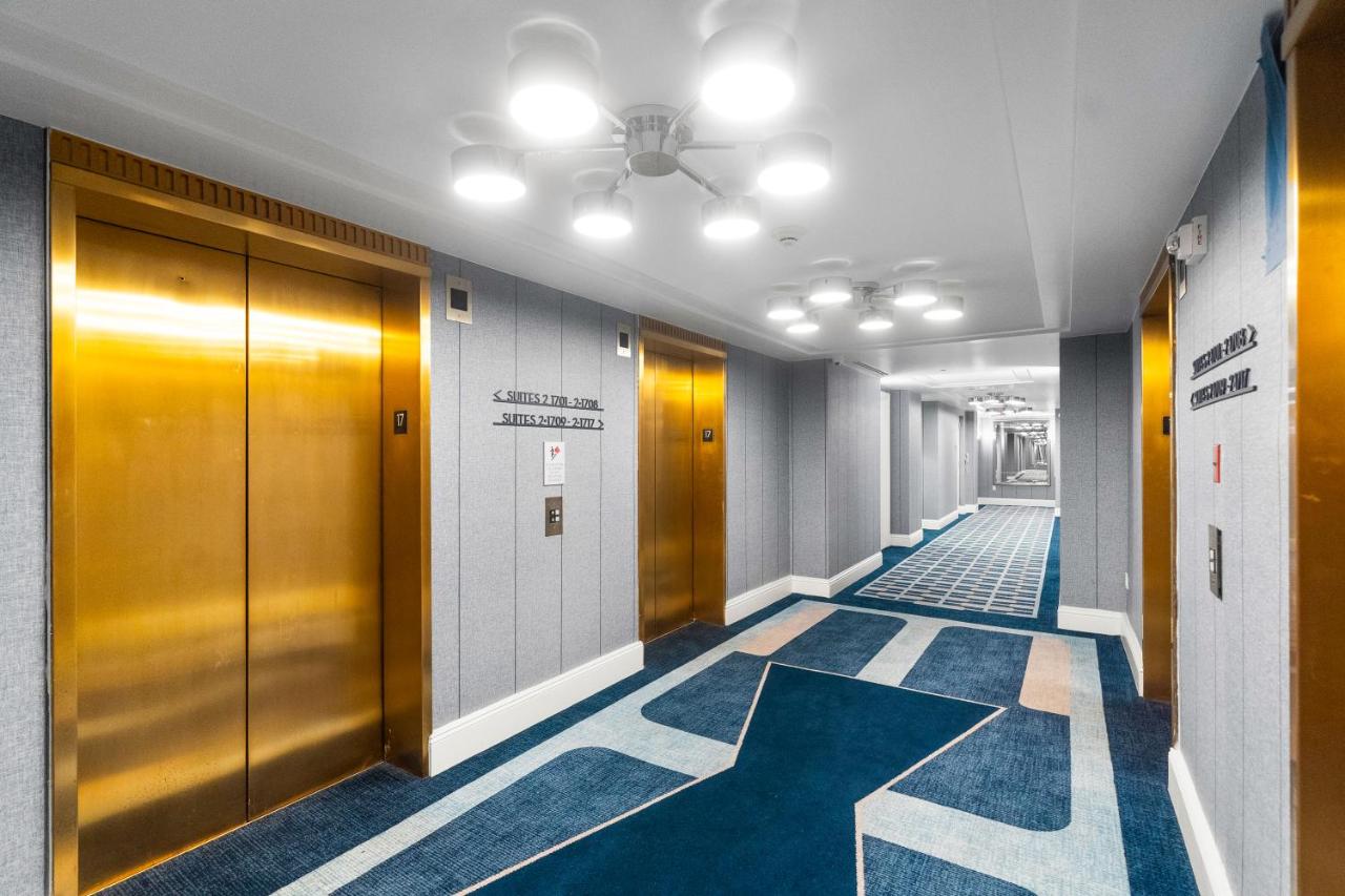 Fontainebleau Hotel Junior Suite - 2