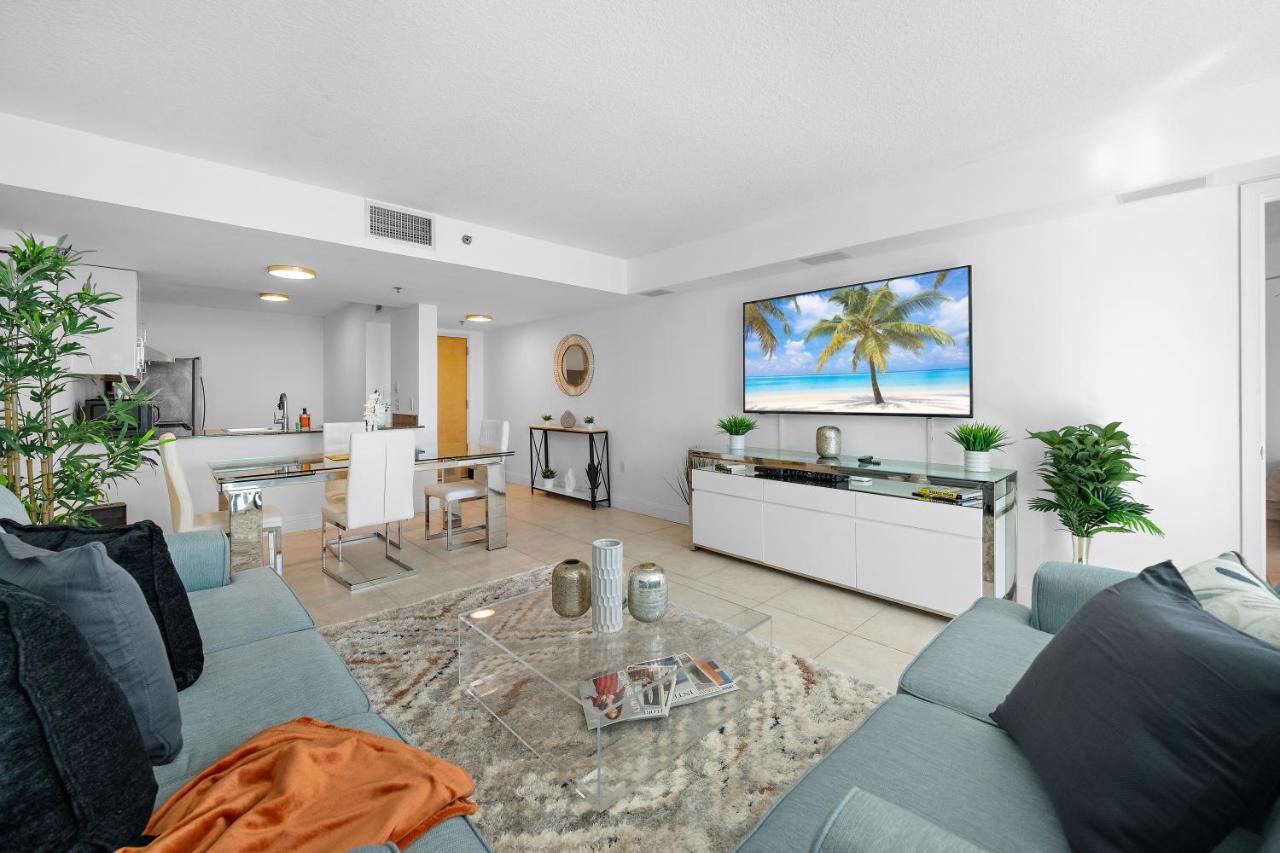 Stylish 2BR With Skyline Views, Free Parking, Sleeps 8 - 4