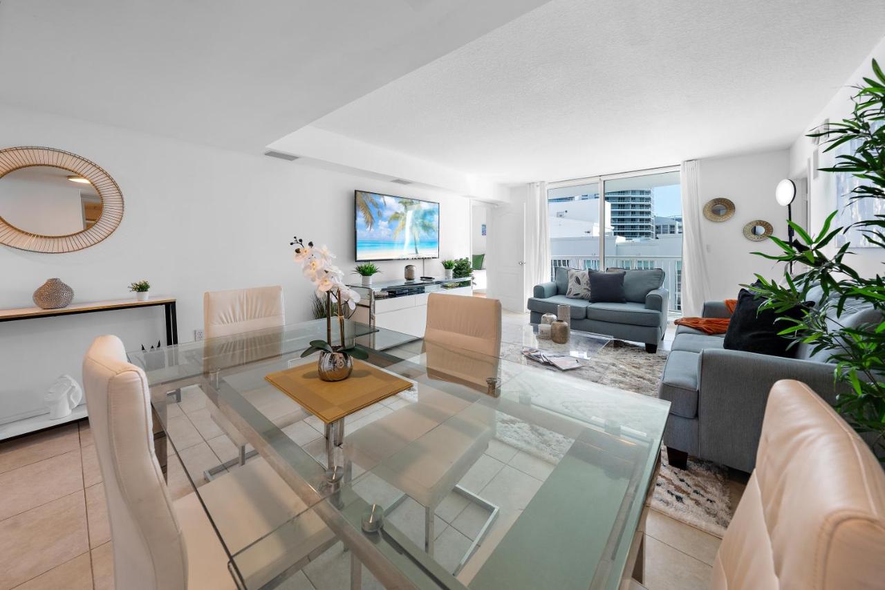 Stylish 2BR With Skyline Views, Free Parking, Sleeps 8 - 5