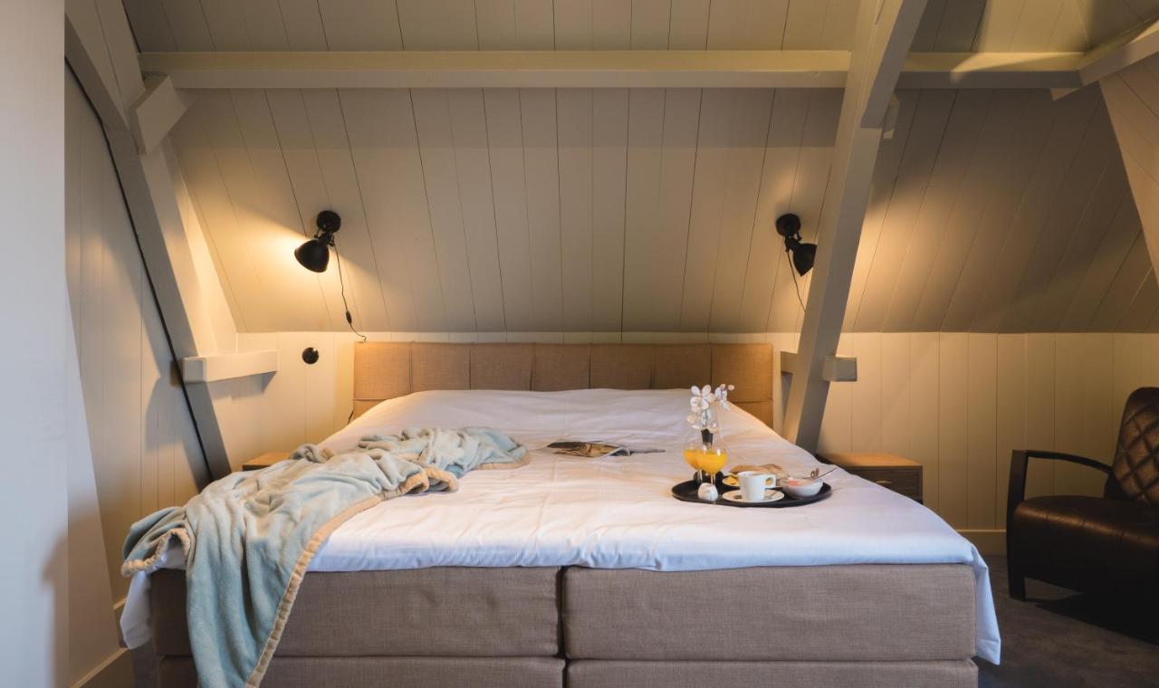a bed with a tray of food on top of it at Herberg de Gouden Leeuw in Bronkhorst