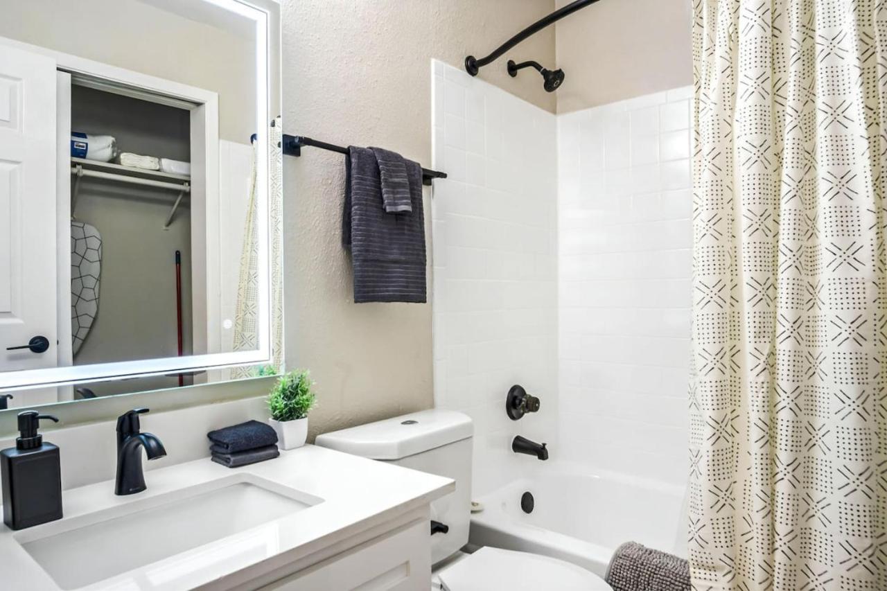 Contemporary 1BR 1Bat Pool Access - 5