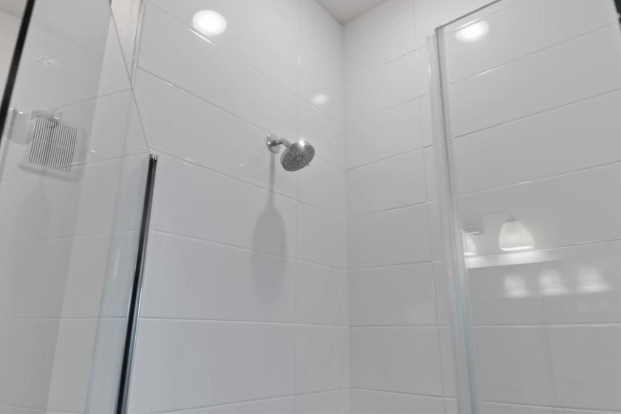 Luxurious New Unit 1Bd1Ba Pool Golf Sim - 5