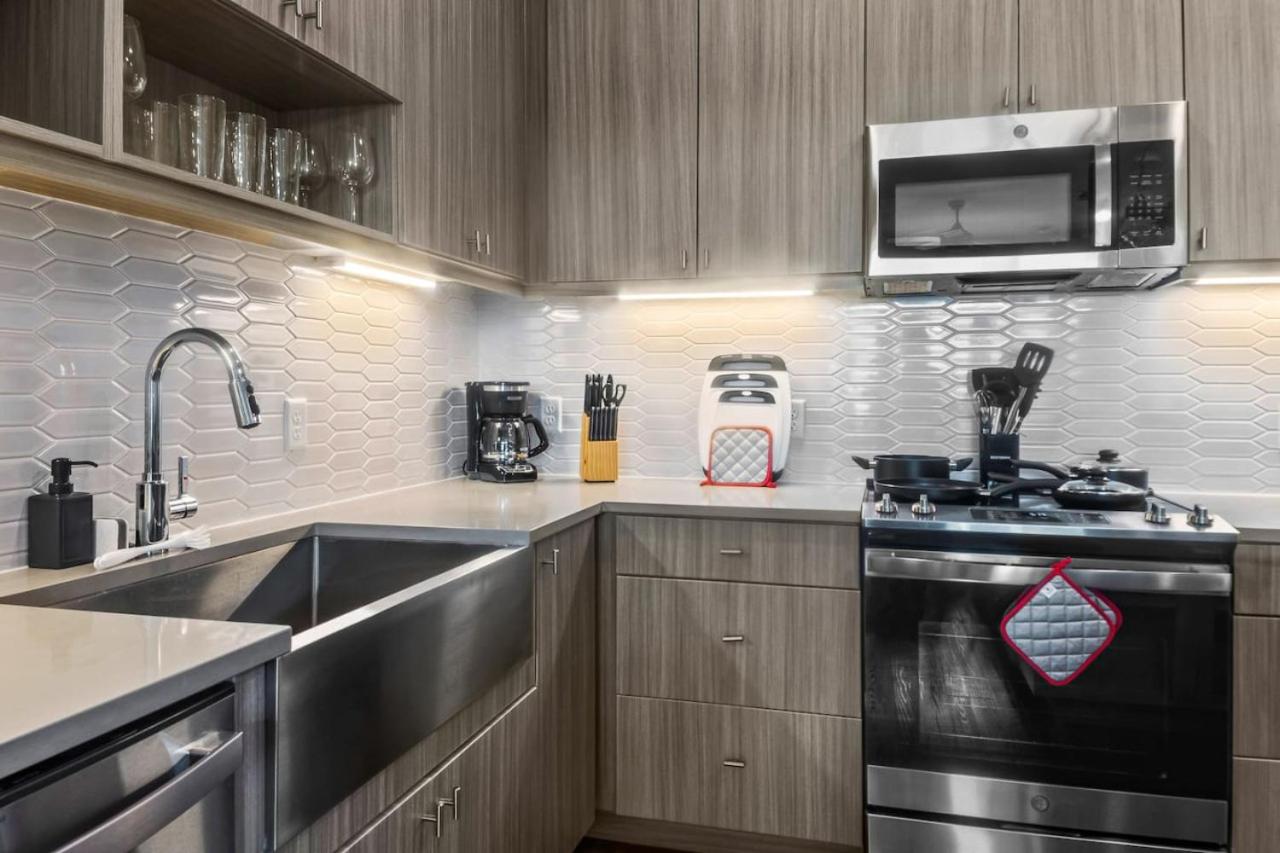 Lavish Escape 1Bd1Ba Pool w Golf Sim - 4