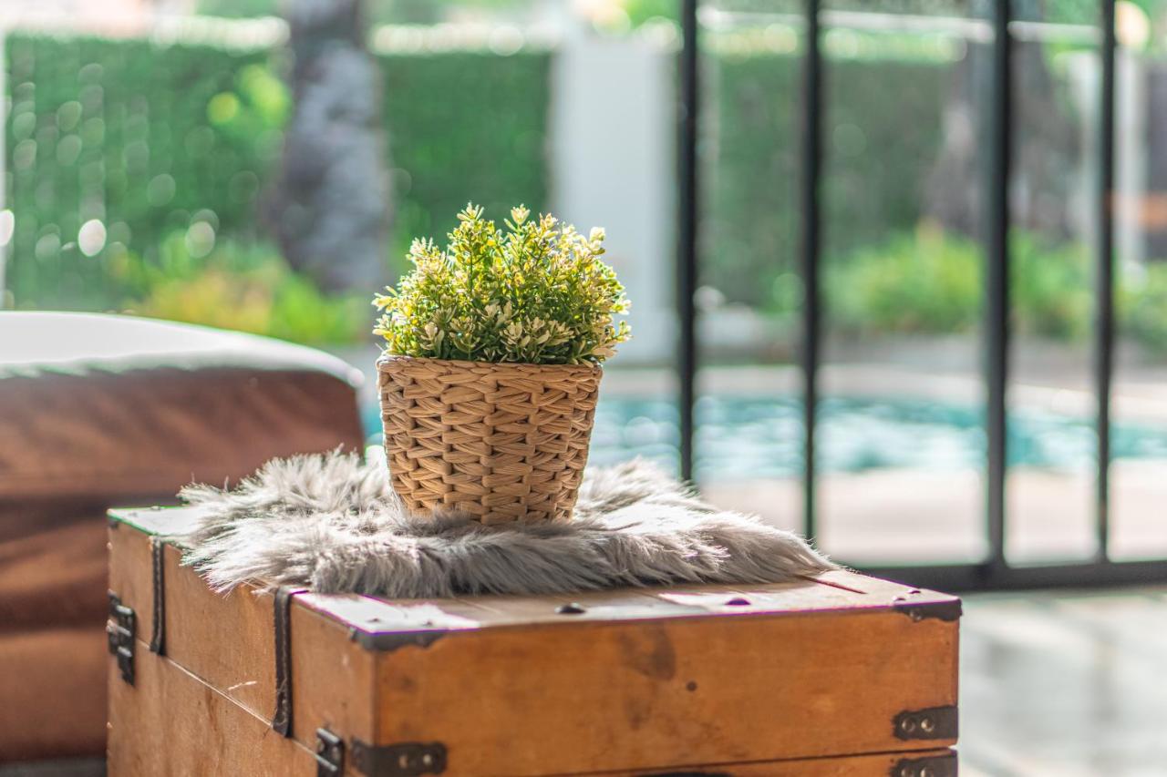 View of R3市区近海热带园林风格800m到海边的大泳池别墅