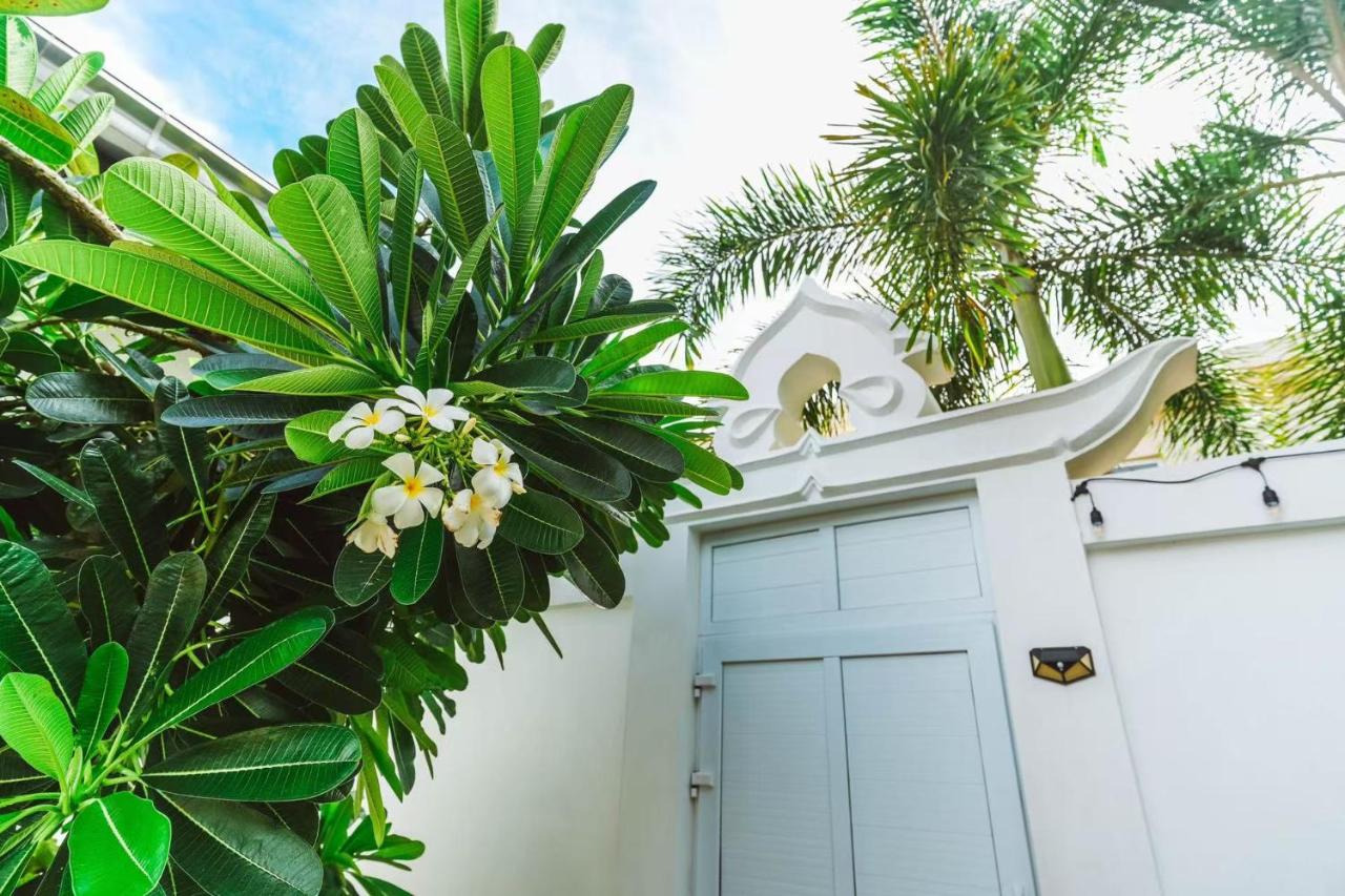 View of H1市中心稀有的直达私家海滩的现代豪华泳池别墅h