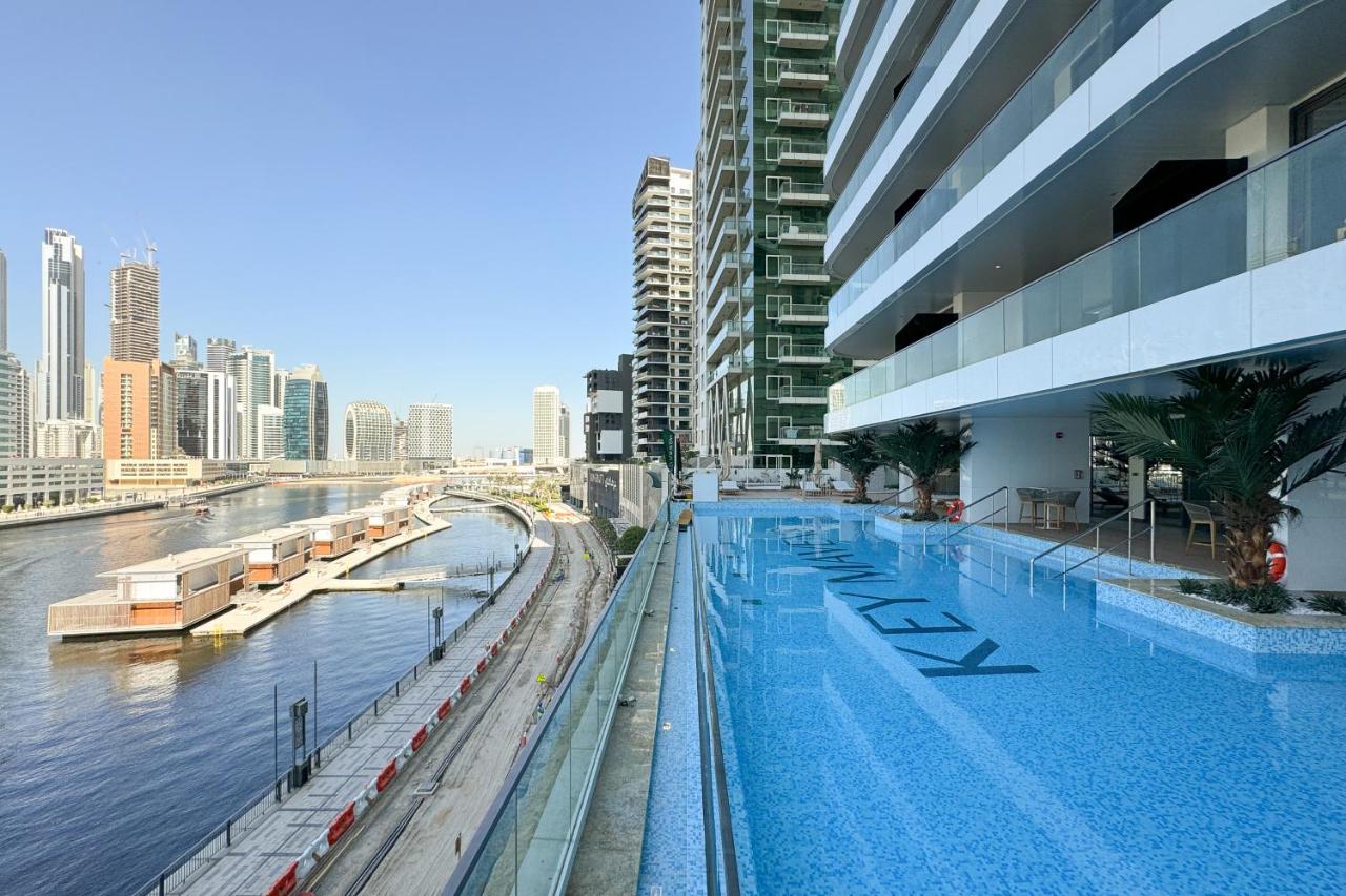 Lush Living with Jacuzzi and Burj Khalifa View - 4