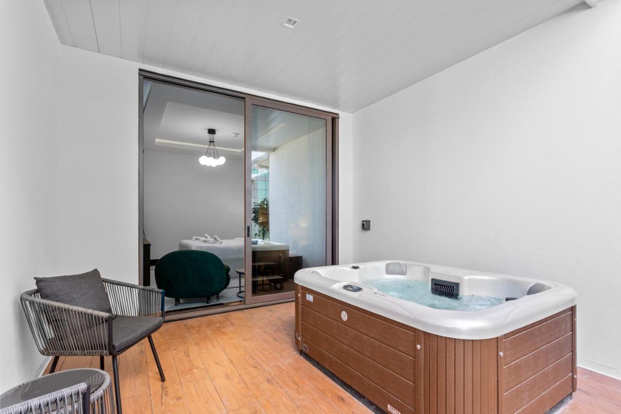 Lush Living with Jacuzzi and Burj Khalifa View - 3