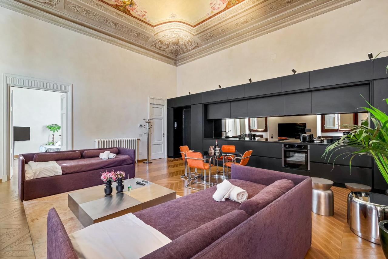 Via Venezia 10 - Renaissance - Historic Charm with Frescoes and Private Courtyard Parking in Florence Heart