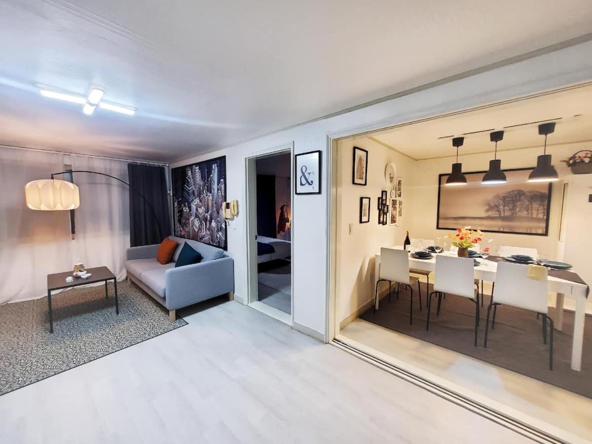 弘大宽敞豪华大房 机场地铁直达 3min步行2号线地铁站9号口 Hongdae, Airport Express,line2 metro 3min,Deluxe Room