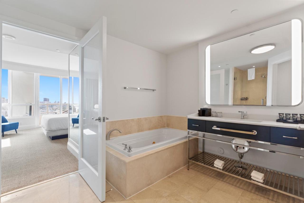 Fontainebleau Hotel One Bedroom Suite - 3