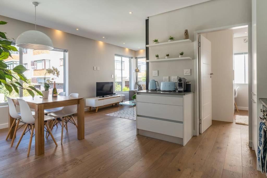 Bantry Bay 2-Bedroom Retreat with Mountain Views