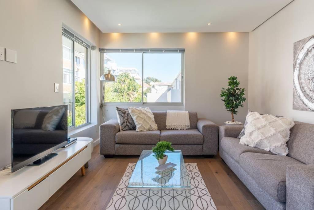 Bantry Bay 2-Bedroom Retreat with Mountain Views - 5