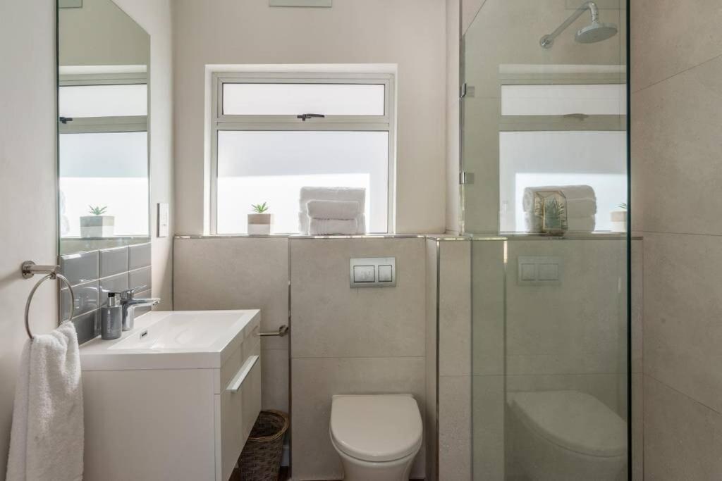 Bantry Bay 2-Bedroom Retreat with Mountain Views - 3