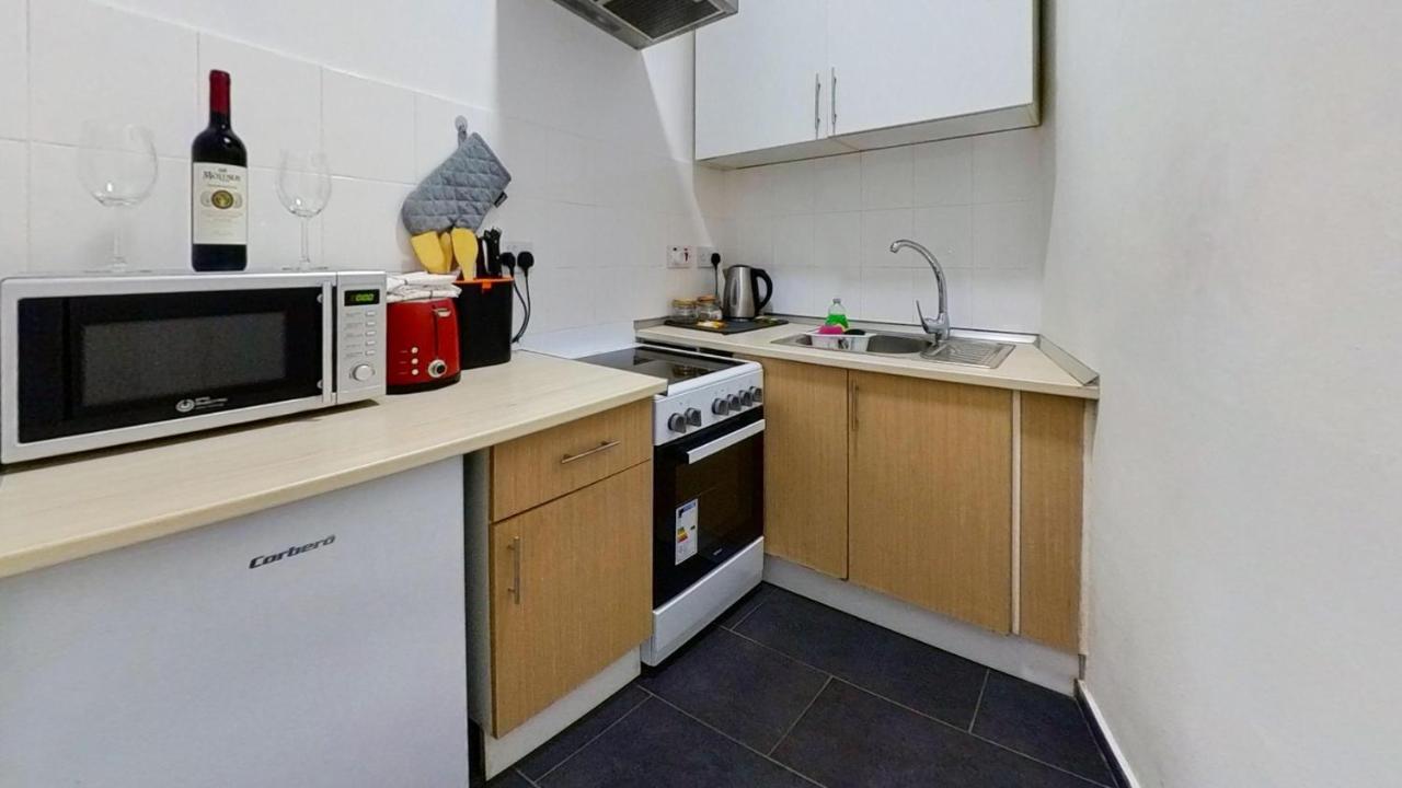 Hidden Gem Hideaway Retreat in Central Town Area with AC