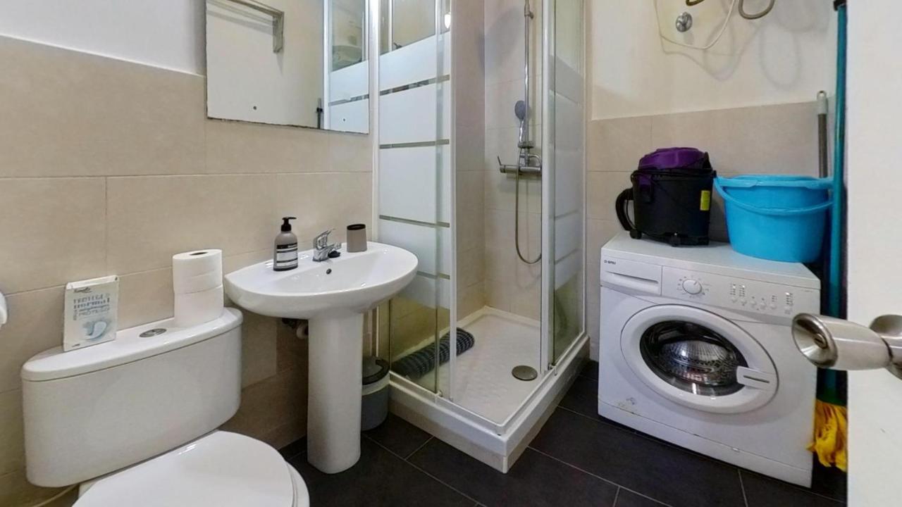 Hidden Gem Hideaway Retreat in Central Town Area with AC