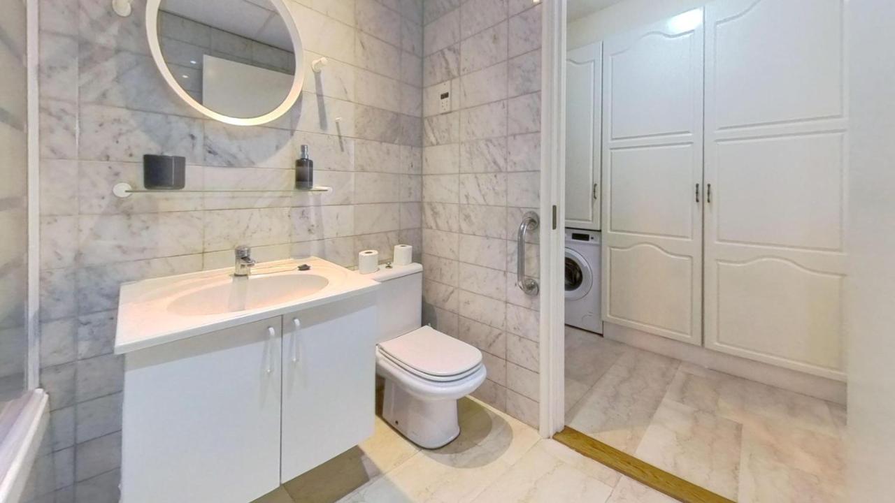 NEW with AC Central Suites with Pool access and Squash Courts! Sleeps Family or 4 guests