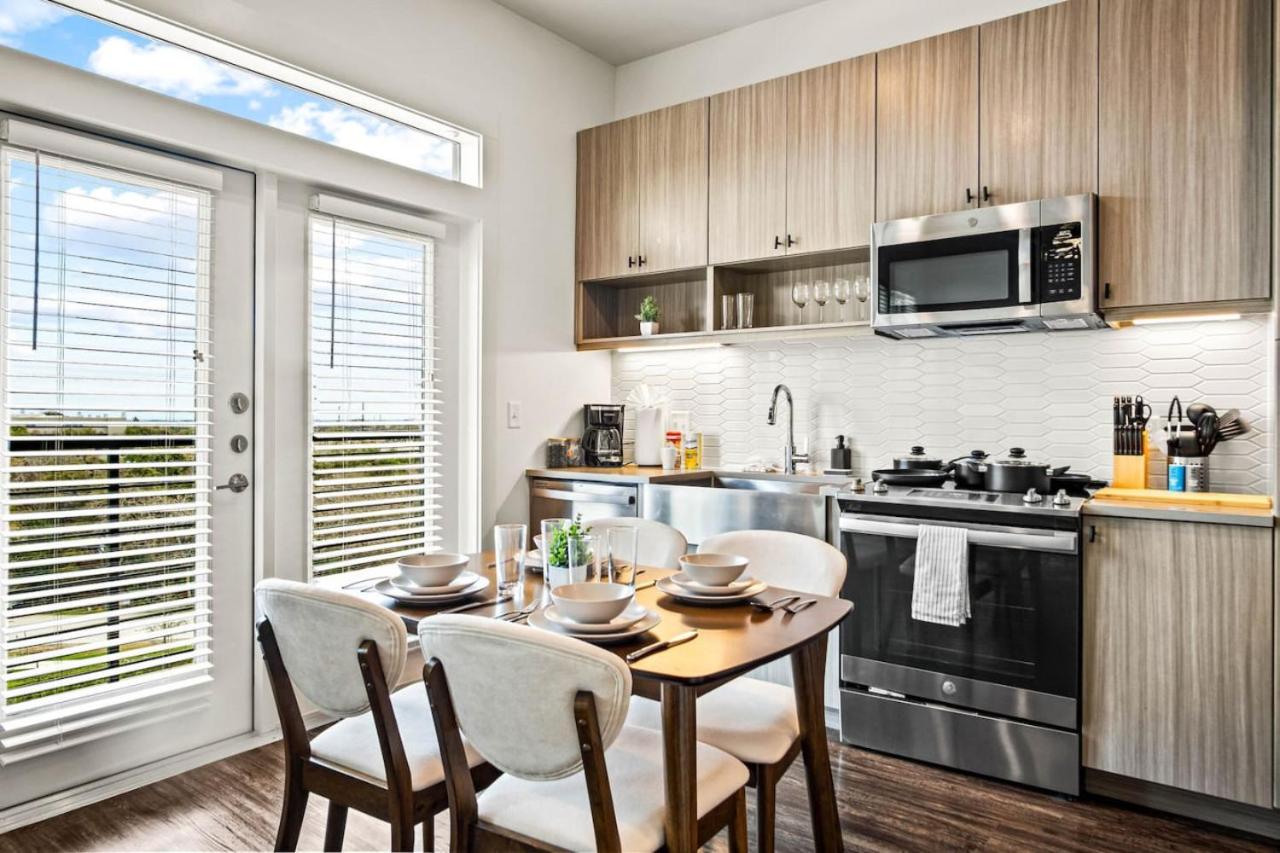 Luxurious New Unit 1Bd1Ba Pool, Golf Sim - 3