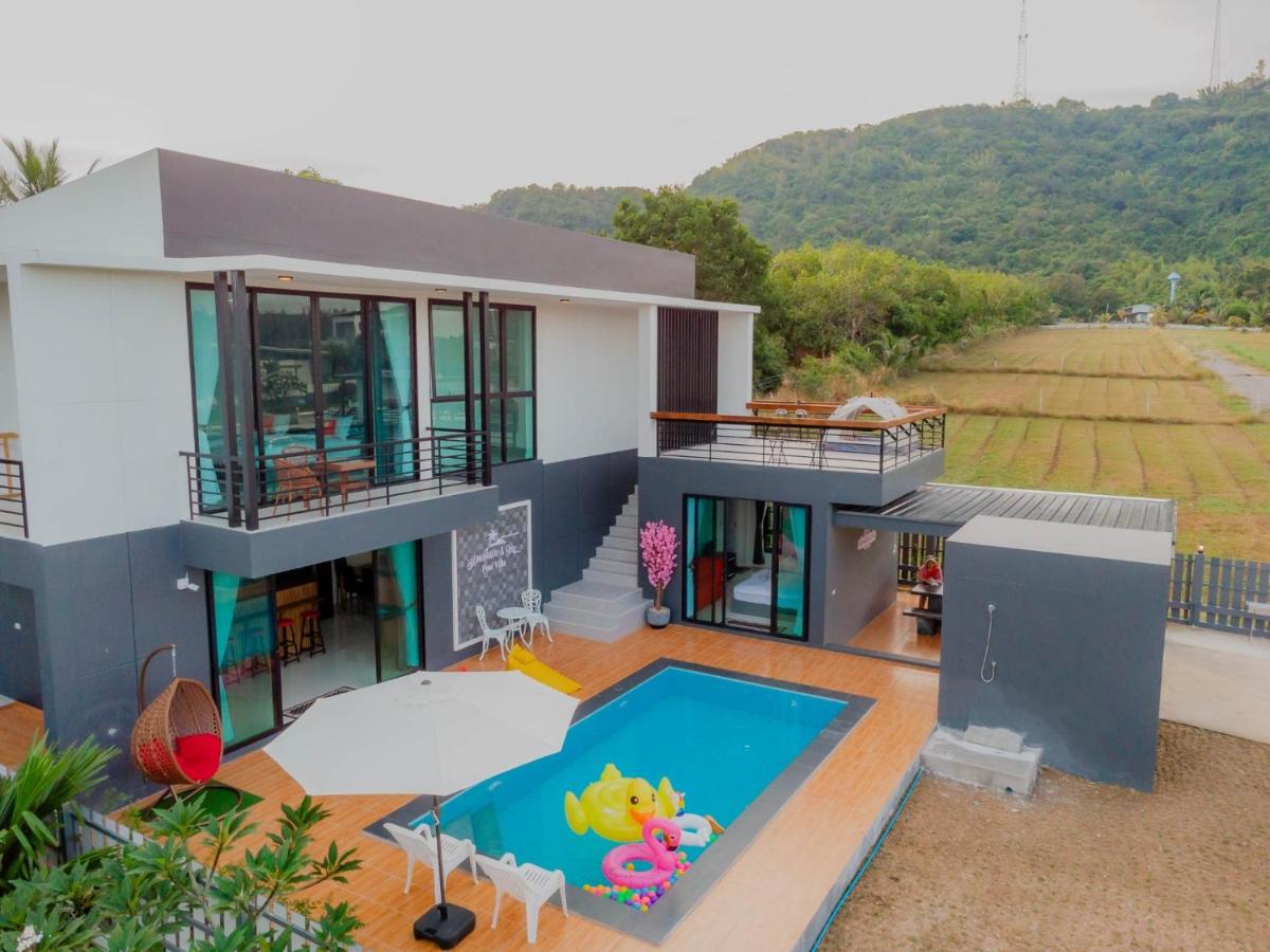 Mountain & Sea Pool Villa ทับสะแก