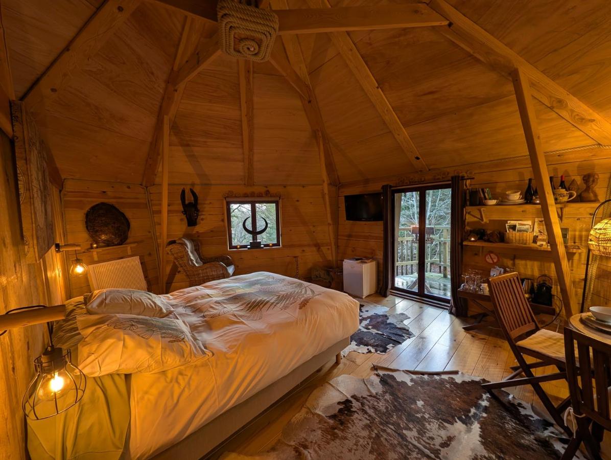 Een bed of bedden in een kamer bij B&B La Cabane du Bois Dormant