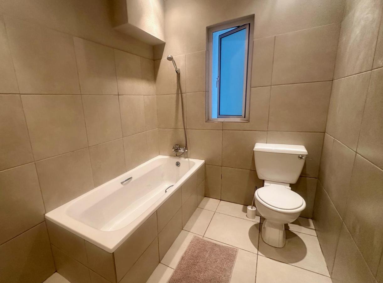 Sea Point flat - 130m2 in basement with patio - 2