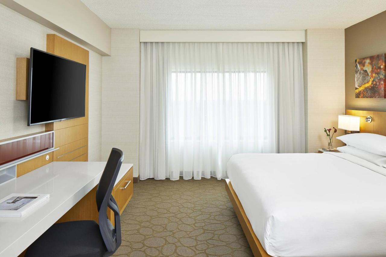 Renaissance Chicago Glenview Suites Hotel — photo 21