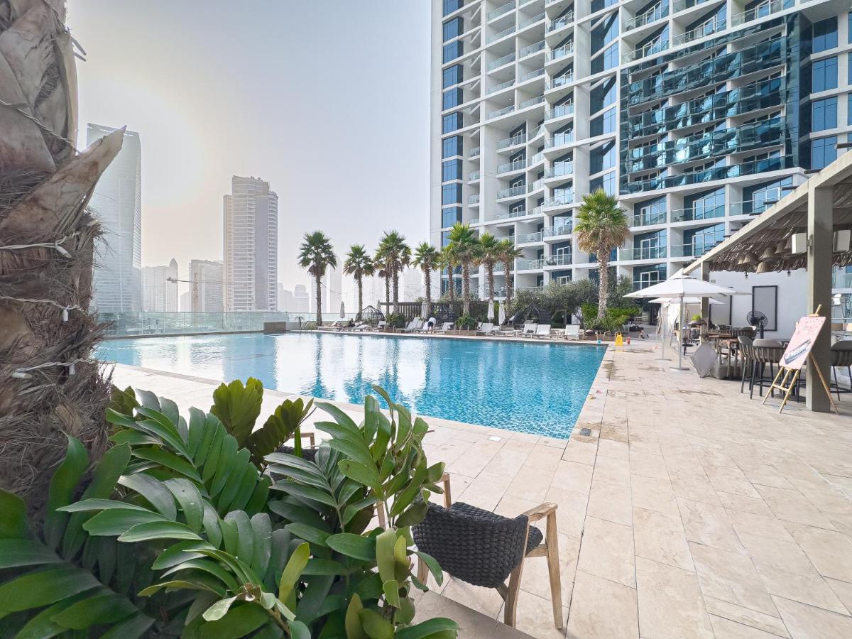 Escape24 Cozy Studio with Pool & Canal View near Burj Khalifa - 4